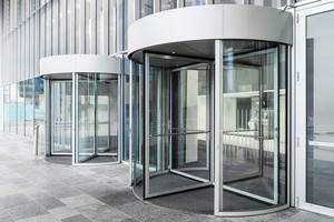 Manual revolving doors